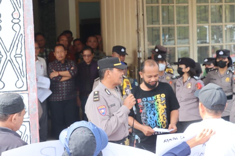 Polres Pematangsiantar Laksanakan Pengamanan Unras Arwana Di Kantor DPRD Berjalan Aman & Damai.