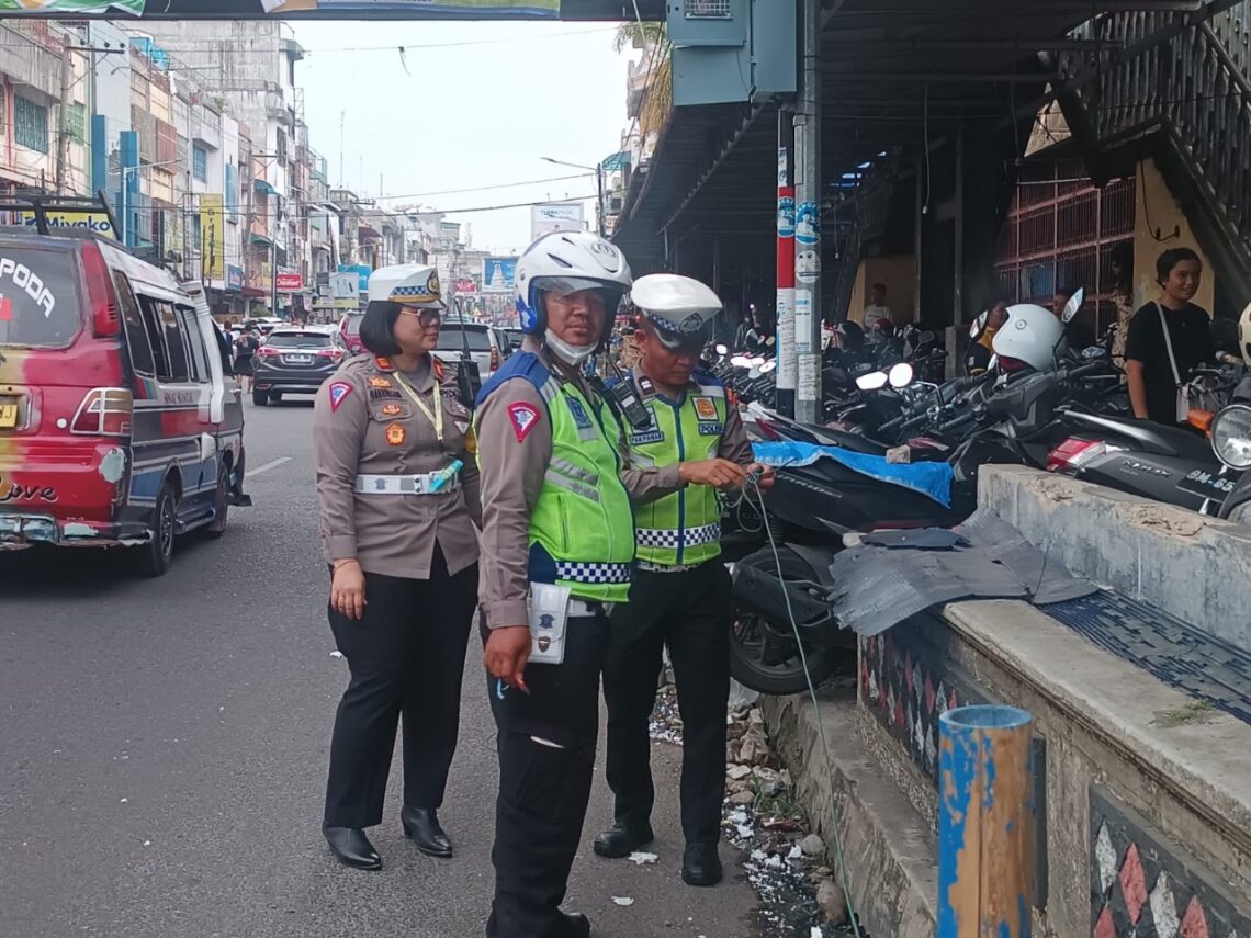 Bahu Jalan Pasar Horas Jl. Sutomo Kerap Dipakai Parkir, Sat Lantas Polres Pematangsiantar Pasang Tolo - Tolo.
