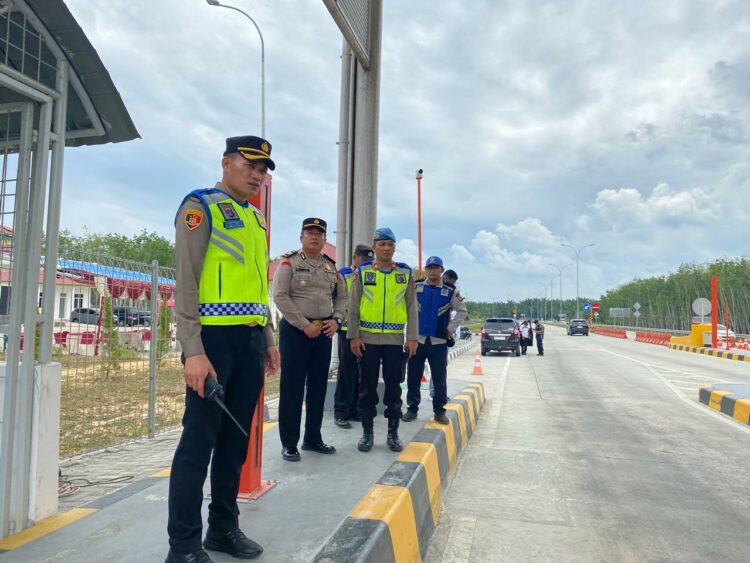Wakapolres Langkat Cek Langsung Keluar Pintu Tol Tanjungpura Sambut Arus Mudik
Langkat.