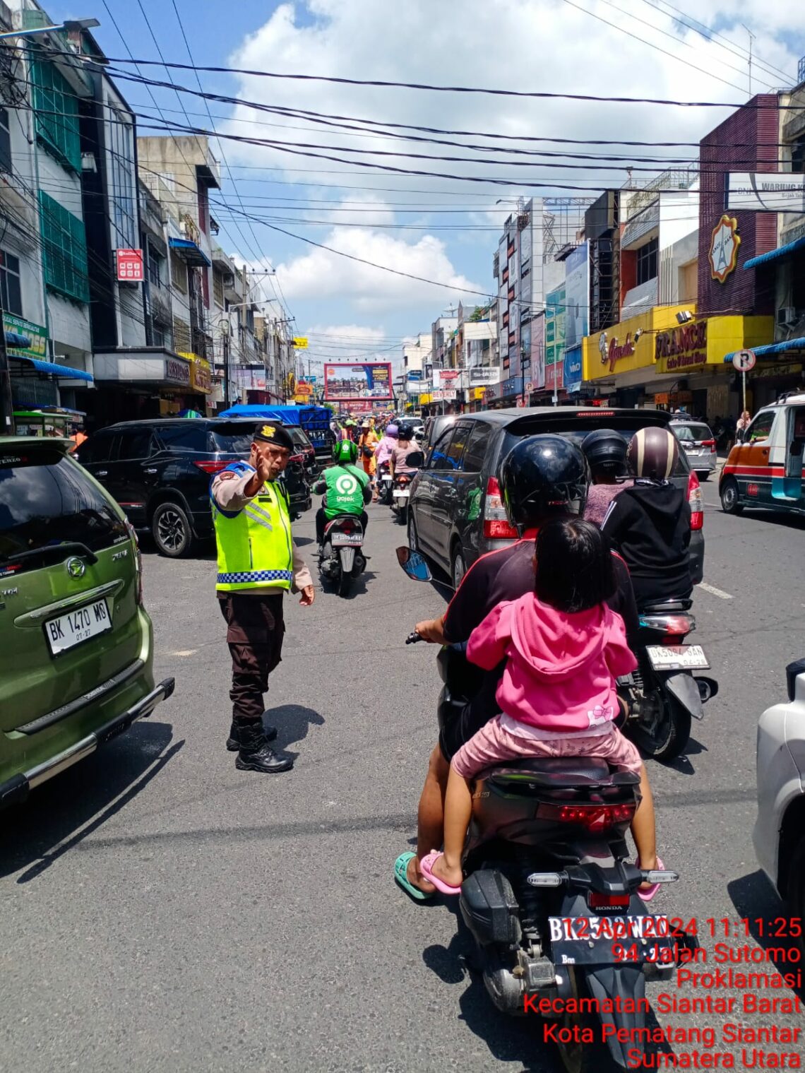 Antisipasi Kemacetan ops Ketupat Toba 2024, Personel Polres Pematangsiantar Di Gelar Dipenggal Jalan Atur Arus Lalu Lintas.
