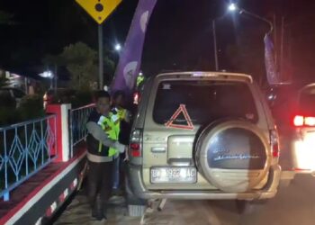 Arus Lalulintas Padat Merayap ,Kapolres Pematangsiantar Dorong Mobil Mogok Di Pos Yan III.