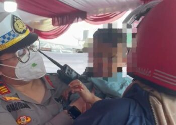 Kasat Lantas Sigap Tolong Warga Terjatuh Dari Sepeda Motor.