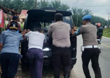 Operasi Ketupat Toba 2024, Polres Simalungun Bantu Pengendara Mogok di Jorlang Hataran.