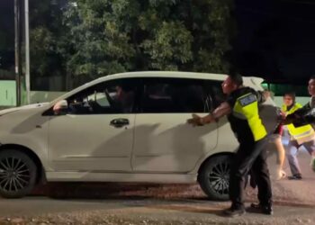Antisipasi Kemacetan, Tim 2 Penggal Jalan Argasari Polres Pematangsiantar Bantu Dorong Mobil Pemudik.
