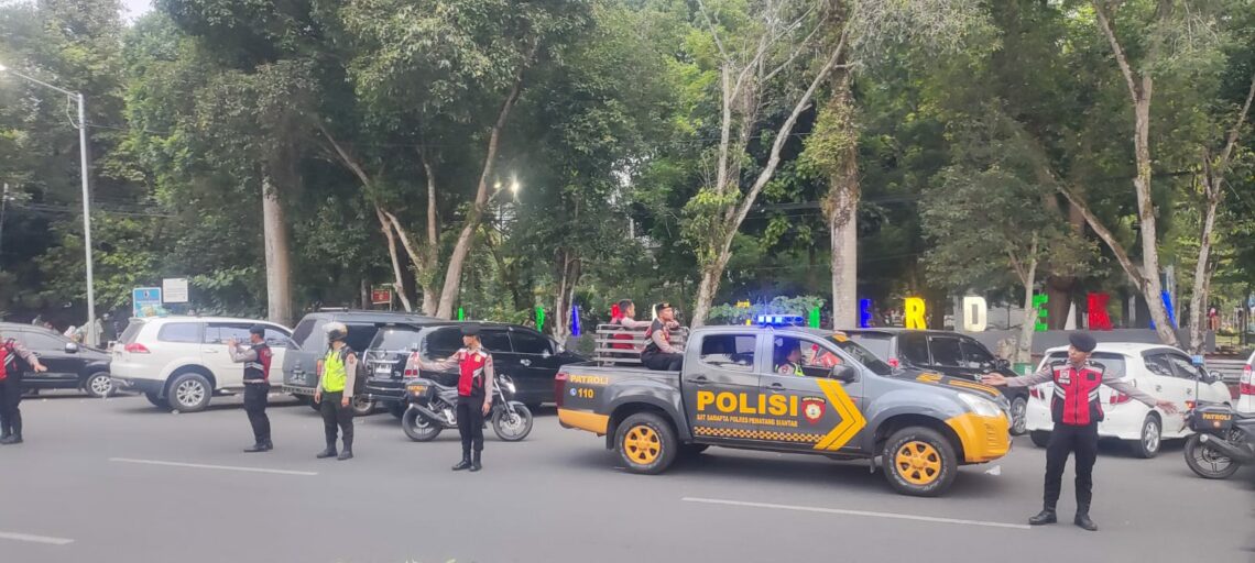 Ops Ketupat Toba 2024 Sat Samapta Polres Pematangsiantar Laksanakan Patroli Dialogis Dipusat Keramaian.
