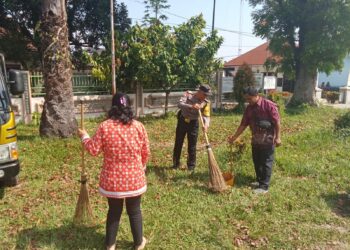 Bhabinkamtibmas Sambangi Kantor Lurah & Ikut Laksanakan LISA.