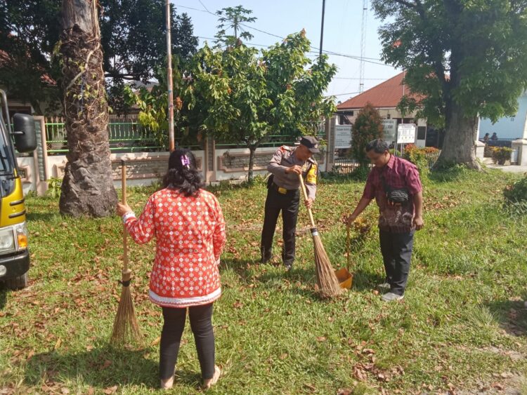 Bhabinkamtibmas Sambangi Kantor Lurah & Ikut Laksanakan LISA.