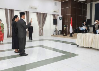 Wali Kota Pematangsiantar dr. Susanti Dewayani SpA Melantik Junaedi Antonius Sitanggang SSTP MSi Menjadi Pj Sekretaris Daerah  di Ruang Serbaguna.