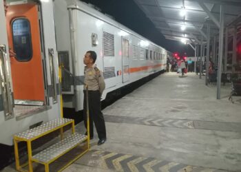 Polsek Perdagangan Amankan Arus Lebaran di Stasiun KA Perlanaan.