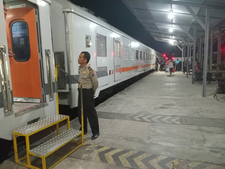 Polsek Perdagangan Amankan Arus Lebaran di Stasiun KA Perlanaan.