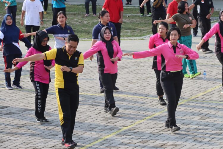 Dalam Rangka Memperingati Hari Jadi Kota Pematangsiantar Ke -153 Tahun 2024, Kapolres Pematang Siantar Ikuti Senam Kesehatan & Kebugaran.
