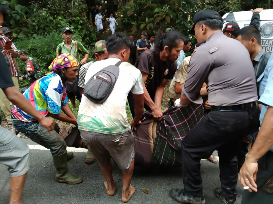 Polsek Dolok Panribuan Evakuasi Petani Epilepsi Yang Meninggal Saat Memancing di Sungai Aekpogos.