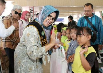 Wali Kota Pematangsiantar dr. Susanti Dewayani SpA Serahkan Alat Mewarnai Secara Simbolis Sebagai Tanda Dibukanya Lomba Mewarnai Untuk Murid PAUD.