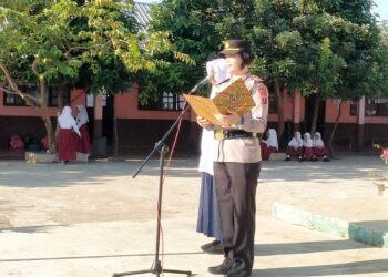 Upacara di Sekolah MTS Khoirottul Islamiyah, Kapolsek Siantar Marihat Mengajak Menjauhi Kenakalan Remaja.