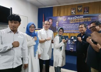dr. Susanti Dewayani SpA Foto Bersama Seusai Mendaftar Ke DPD Partai Nasdem Pematangsiantar Untuk Maju Sebagai Wali kota Dua Periode.