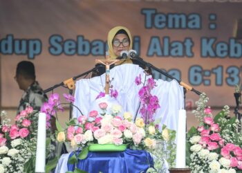 Walikota Pematangsiantar dr. Susanti Dewayani SpA Memberikan Kata Sambutan di Paskah Oikumene Kota Pematangsiantar Tahun 2024.
