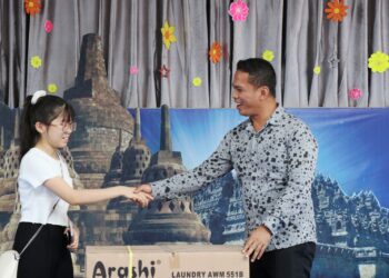 Wali Kota diwakili Sekda Junaedi Antonius Sitanggang SSTP MSi Buka Acara Pentas Seni & Bazaar Waisak 2568 BE/2024 Perguruan Buddhist Manjusri Pematangsiantar.