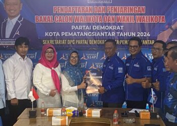 dr Susanti Dewayani SpA Menyerakan Formulir Pendaftaran Ke  DPC Partai Demokrat Pematangsiantar.