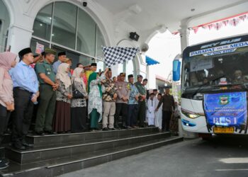 Wali Kota Pematangsiantar dr. Susanti Dewayani SpA Melepas Pemberangkatan 198 Calon jamaah Haji/Hajjah Dari Halaman Balai Kota.