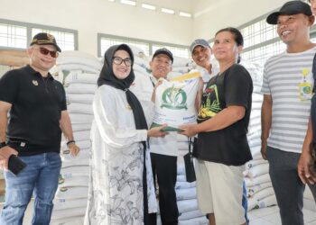 Walikota Pematangsiantar dr. Susanti Dewayani SpA Menyerahkan Secara Simbolis Penyaluran Pembagian Bantuan Pangan Cadangan Beras Pemerintah.