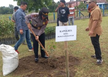Polres Pematangsiantar Hadiri Penanaman Pohon Bersama di Waduk Simarimbun Perumda.