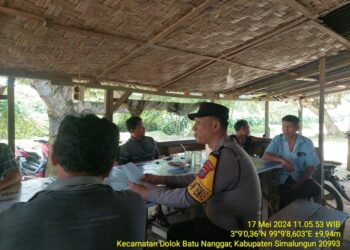 Bhabinkamtibmas Bripka Tigor Manurung Laksanakan Sambang & Binluh di Warung Kopi.