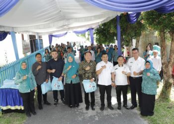 Tim Penilai TP PKK Provinsi Sumut Lakukan Monitoring Pelaksanaan Tertib Administrasi TP PKK Kelurahan Bukit Sofa, Kecamatan Sianțar Sitalasari, Kota Pematangsiantar, di Kantor Lurah Bukit Sofa.