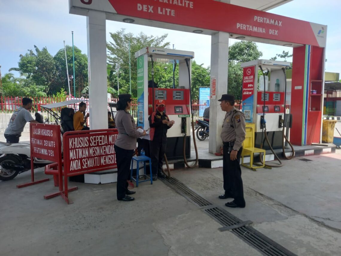 Sat binmas Polres Tebingtinggi Imbau Petugas SPBU & Masyarakat Dipimpin Kasat Binmas AKP. BSM Tarigan.