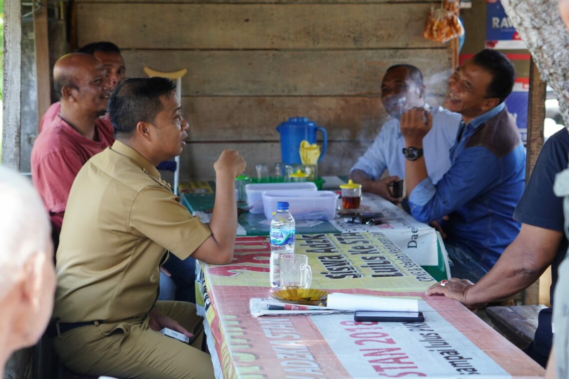Pj Wali Kota Tebingtiggi Ngopi Bersama Dengan Kepling di Salah Satu Warung Milik Warga.