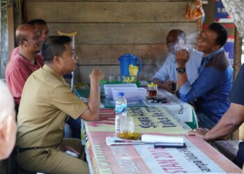Pj Wali Kota Tebingtiggi Ngopi Bersama Dengan Kepling di Salah Satu Warung Milik Warga.