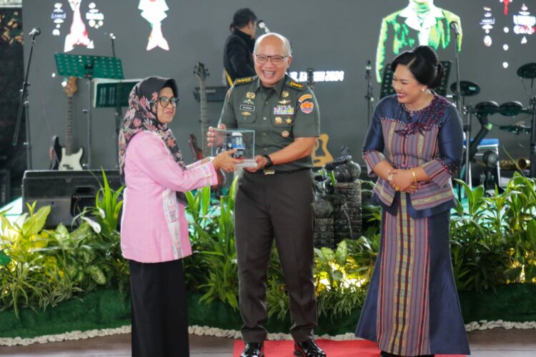 Wali Kota Pematangsiantar dr Susanti Dewayani SpA Hadiri Acara Pisah Sambut Danrindam I/Bukit Barisan dari Kolonel Inf Charles BP Sagala SH MIP MHan Kepada Kolonel Inf Abdul Razak Rangkuti SSos MHan MSi.