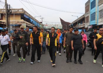 Dalam Rangka HUT Ke 62 Korem O22 / PT, Kapolres Pematangsiantar Ikuti Jalan Santai & Senam Aerobik.