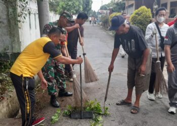 Bhabinkamtibmas Sipinggol - Pinggol Ikuti Gotroy Bersama Perangkat Kecematan Siantar Barat.