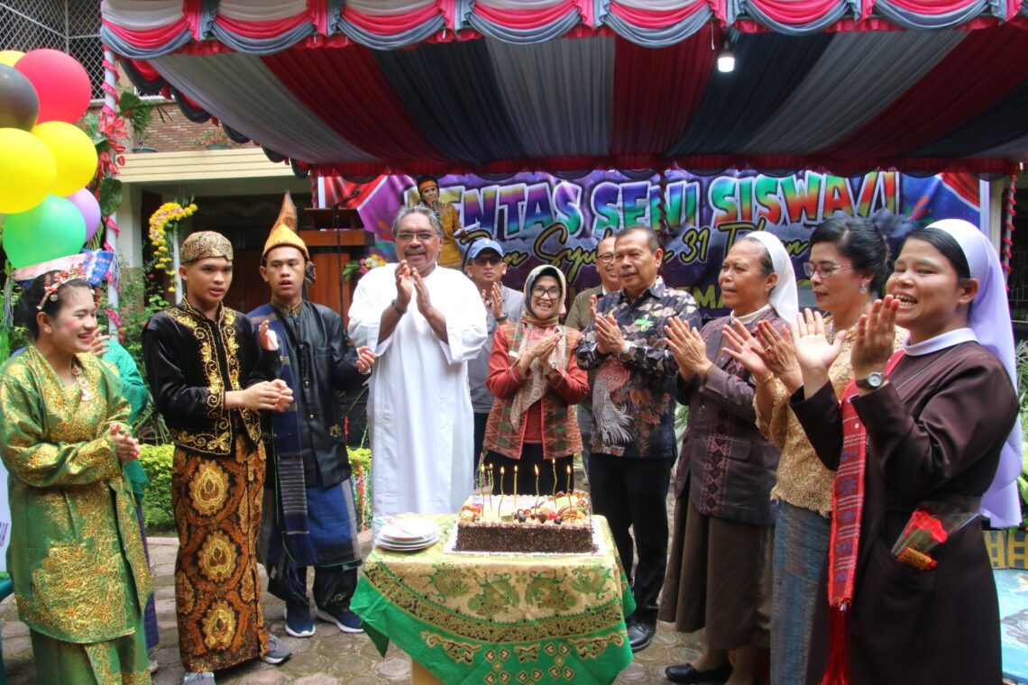 Wali Kota Pematangsiantar dr. Susanti Dewayani SpA Hadiri Acara Pentas Seni Siswa & Syukuran 31 Tahun SLB C Santa Lusia Pematangsiantar.