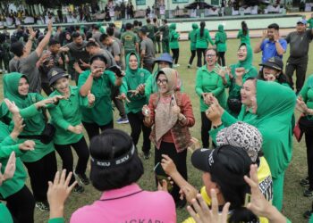 Wali Kot dr. Susanti Dewayani SpA Hadiri Acara Gerak Jalan Santai Dalam Rangka HUT Ke -62 Korem 022/PT Dipusatkan di Lapangan Korem 022/PT.