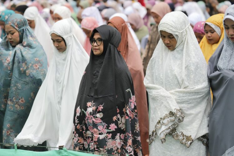 Wali Kota Pematangsiantar dr Susanti Dewayani SpA  Bersama Ribuan Umat Muslim Menunaikan Sholat Hari Raya Idul Adha 1445 H/2024 M.