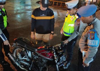 Plh. Wakapolres Tebingtinggi  Kompol Anjas Asmara Siregar Pimpin Patroli Blue Light.
