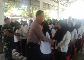 Kapolsek Tanah Jawa Hadiri Pelantikan Petugas Pemutakhiran Data Pemilih Se -Kecamatan Tanah Jawa.