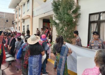 Polsek Perdagangan Amankan Aksi Unjuk Rasa Aliansi Gerakan Rakyat Tutup TPL di PN Simalungun.