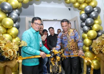 Wali Kota Pematangsiantar dr Susanti Dewayani SpA Diwakili Sekda Junaedi Antonius Sitanggang SSTP MSi Resmikan Lounge Prioritas Kantor Cabang (KC) Bank Sumut Pematangsiantar.
