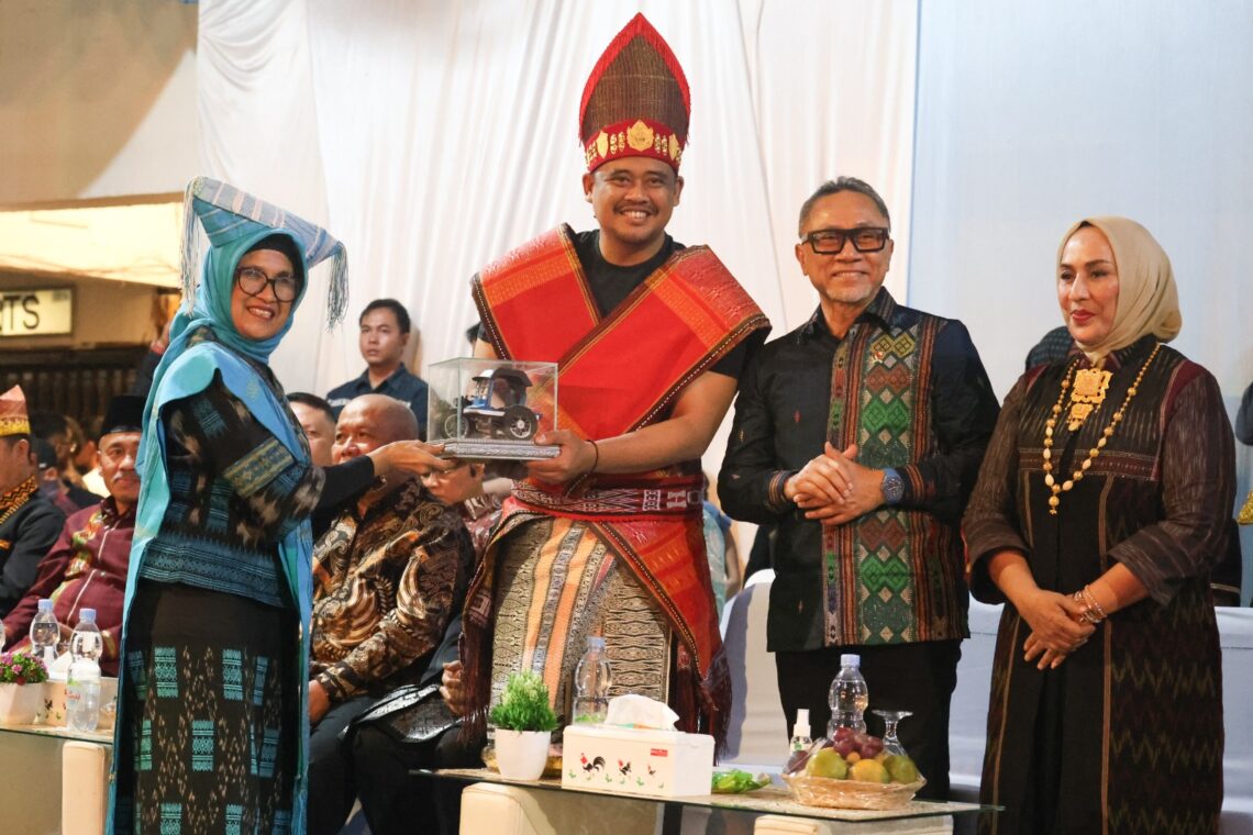 Wali Kota Pematangsiantar dr. Susanti Dewayani SpA Hadiri Acara Pawai Budaya Colorful Medan Night Carnival Yang Digelar Pemko Medan Dalam Rangka Memeriahkan Hari Jadi Kota Medan Ke - 434 Tahun.