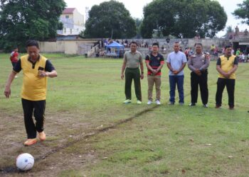 Pembukaan Turnamen Sepakbola Pretasi & Old Crack di Buka AKP Marolop Samosir  Kapolsek P Hulu Mengwakili Kapolres Tebingtinggi.