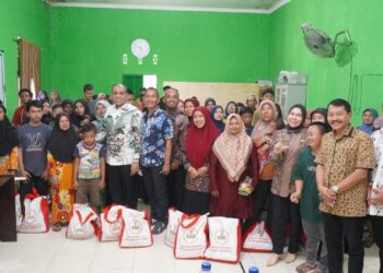 Pj. Bupati Langkat Serahkan Langsung 122 Paket Sembako Bantuan Presiden RI di 3 Kecamatan.