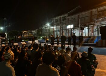 Kepala Kesatuan Pengamanan Lembaga Pemasyarakatan Narkotika Kelas IIA Pematangsiantar Ucok Sinabang Ketika Memberikan Arahan Kepada Warga Binaan Pemasyarakatan Yang Baru Diterima Dari Rutan Kelas I Labuhan Deli, Jumat ( 05 / 07 / 2024 ) Malam.