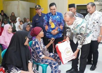 Pj. Bupati Langkat Serahkan Langsung 122 Paket Sembako Bantuan Presiden RI di 3 Kecamatan.