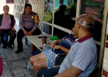 Bhabinkamtibmas Kelurahan Sukamakmur Lakukan Sambang & Sosialisasi Bahaya Narkoba di Jalan Farel Pasaribu.