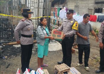 Kapolsek Siantar Marihat Berikan Bantuan Kepada Korban Kebakaran Di Jalan Besar Sidamanik.