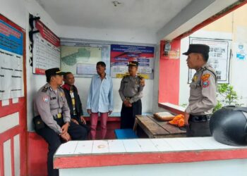 Sat Binmas Polres Pematangsiantar Sambang Kamtibmas Di Pos Kamling , Sampaikan Tingkatkan Kewaspadaan.