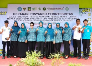 Pj. Ketua TP PKK Langkat Serahkan 100 Paket Sembako Bantuan Presiden RI di Kecamatan Tanjung Pura.