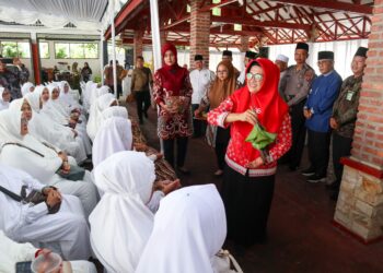 Wali Kota Pematangsiantar dr Susanti Dewayani SpA menepung-tawari Jamaah haji/hajjah Baru Pulang Dari Tanah Suci.